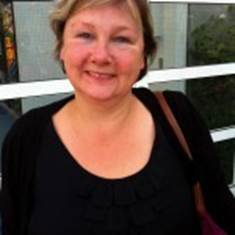 Et billede, der indeholder person, smil, Ansigt, tøj

AI-genereret indhold kan være ukorrekt.