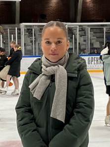 Et billede, der indeholder tøj, person, skøjteløb, Ansigt

AI-genereret indhold kan være ukorrekt.