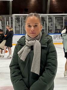 Et billede, der indeholder tøj, person, skøjteløb, Ansigt
AI-genereret indhold kan være ukorrekt.