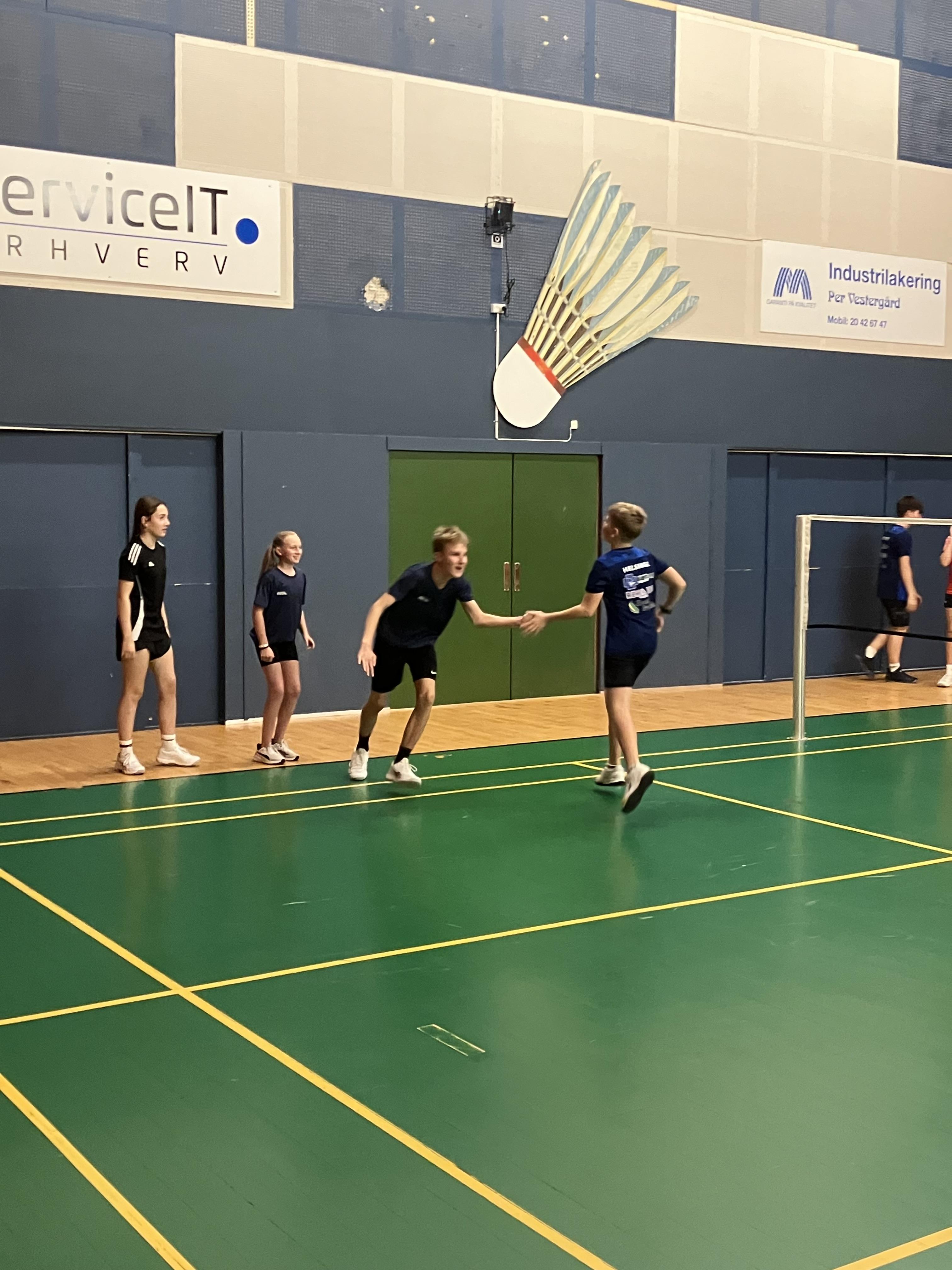 Helsinge Badmintons ungdom bød på high-fives, højt humør og holdånd