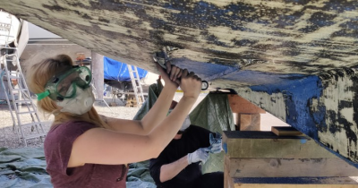 Sådan fjerner du gammel bundmaling 