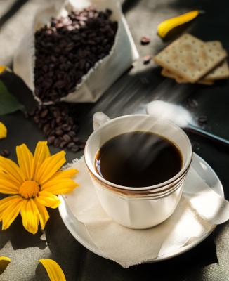 Åben Cafe kl. 10 - 13 på de lørdage, hvor der er Mad og Kunstmarked. 