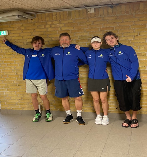 Et billede, der indeholder person, tøj, fodtøj, smil

AI-genereret indhold kan være ukorrekt.