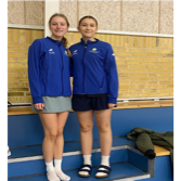 Et billede, der indeholder tøj, person, fodtøj, smil

AI-genereret indhold kan være ukorrekt.