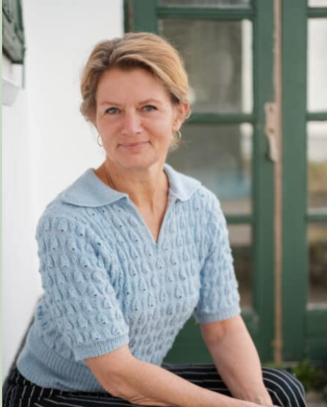 Et billede, der indeholder person, tøj, Ansigt, skulder

AI-genereret indhold kan være ukorrekt.