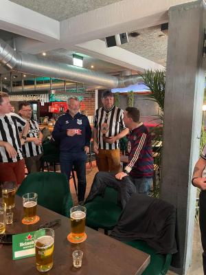 Bjørn Kristensen kåres som det første æresmedlem af Newcastle United Denmark ved FAN event i Århus i